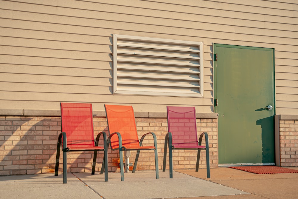 a row of chairs sitting in front of a building