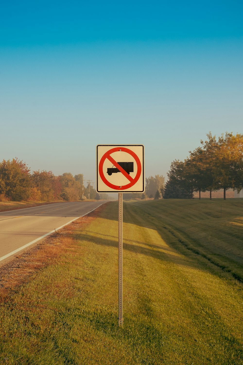 uma placa de não virar à direita no acostamento da estrada