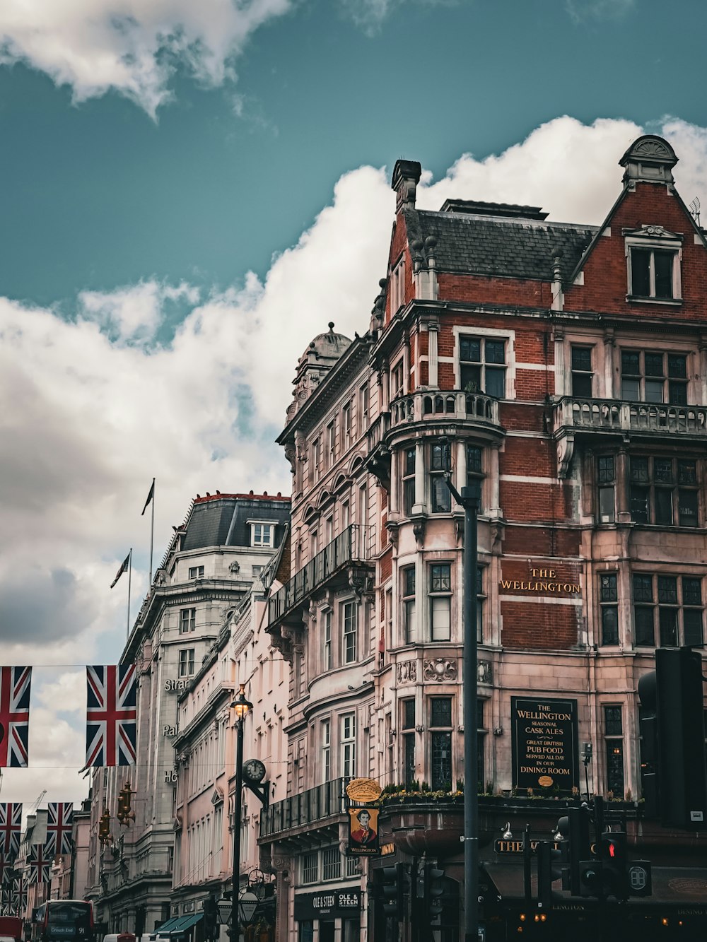 Ein rotes Backsteingebäude an einer Straße in der Stadt