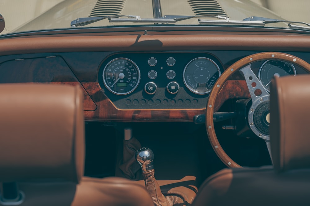 Le tableau de bord d’une voiture de sport classique