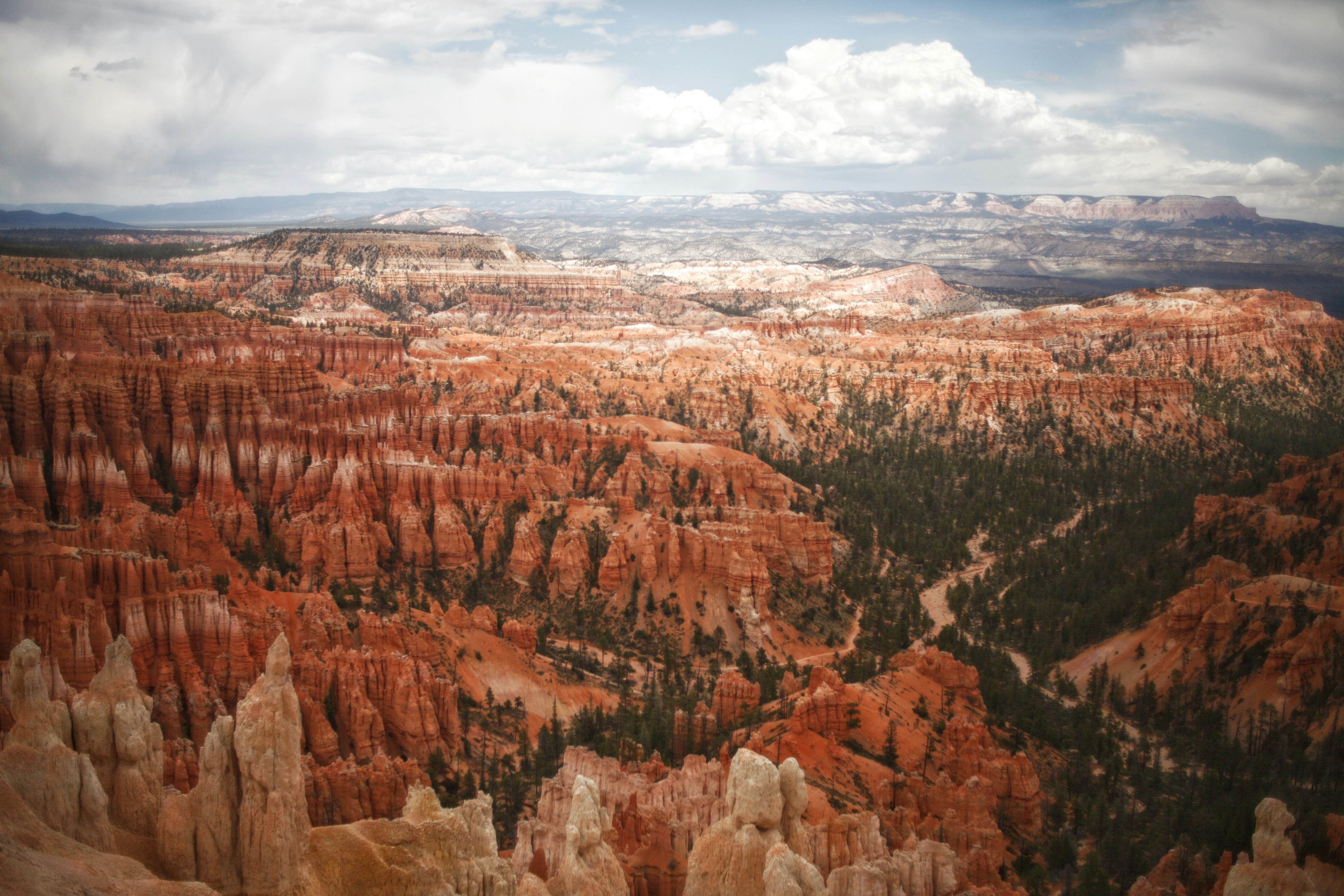 une vue panoramique sur une vallée et des montagnes