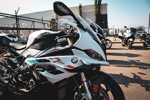 A group of Yamaha motorcycles lined up outside Brío Motor dealership under a bright sky