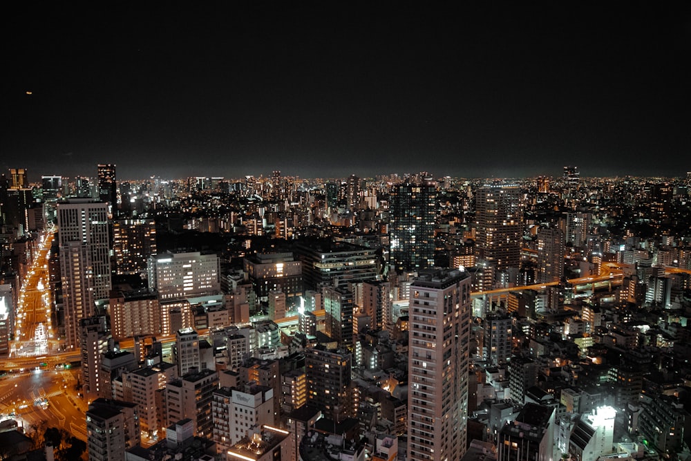 Una vista de una ciudad por la noche desde lo alto de un edificio