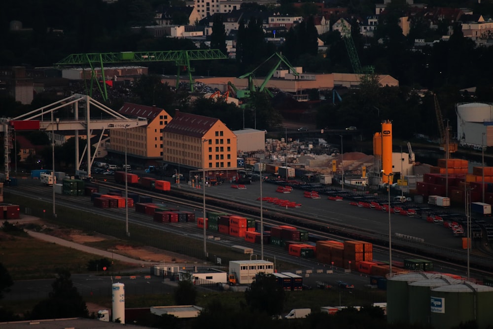 une gare de triage avec beaucoup de wagons