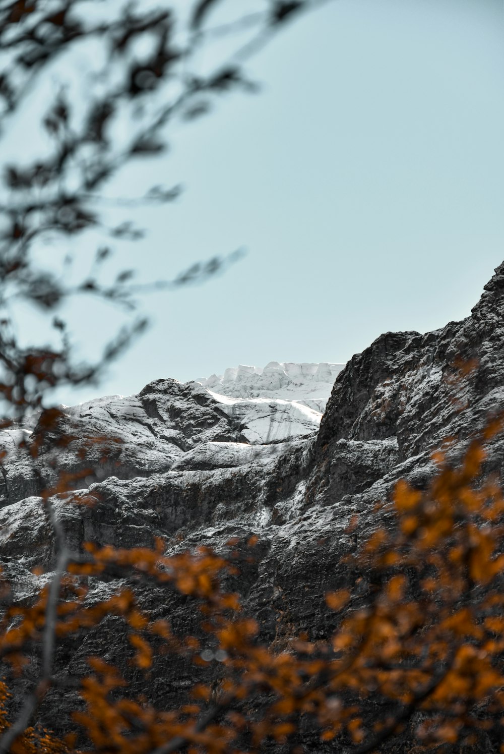 una vista di una montagna con una montagna coperta di neve sullo sfondo