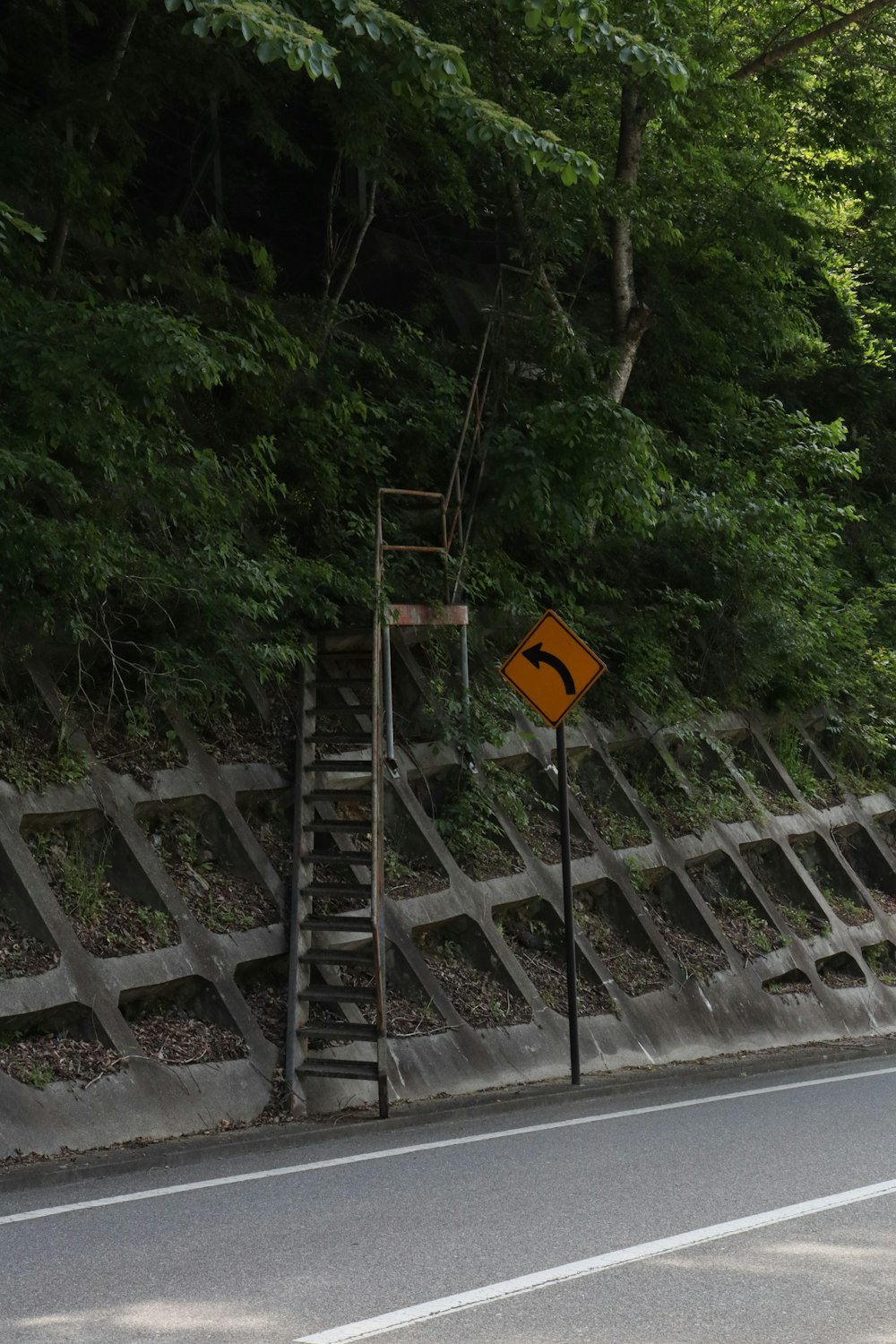 un panneau de signalisation assis sur le bord d’une route