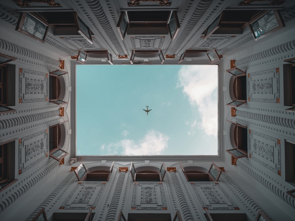 ein Flugzeug, das durch ein Fenster in den Himmel fliegt