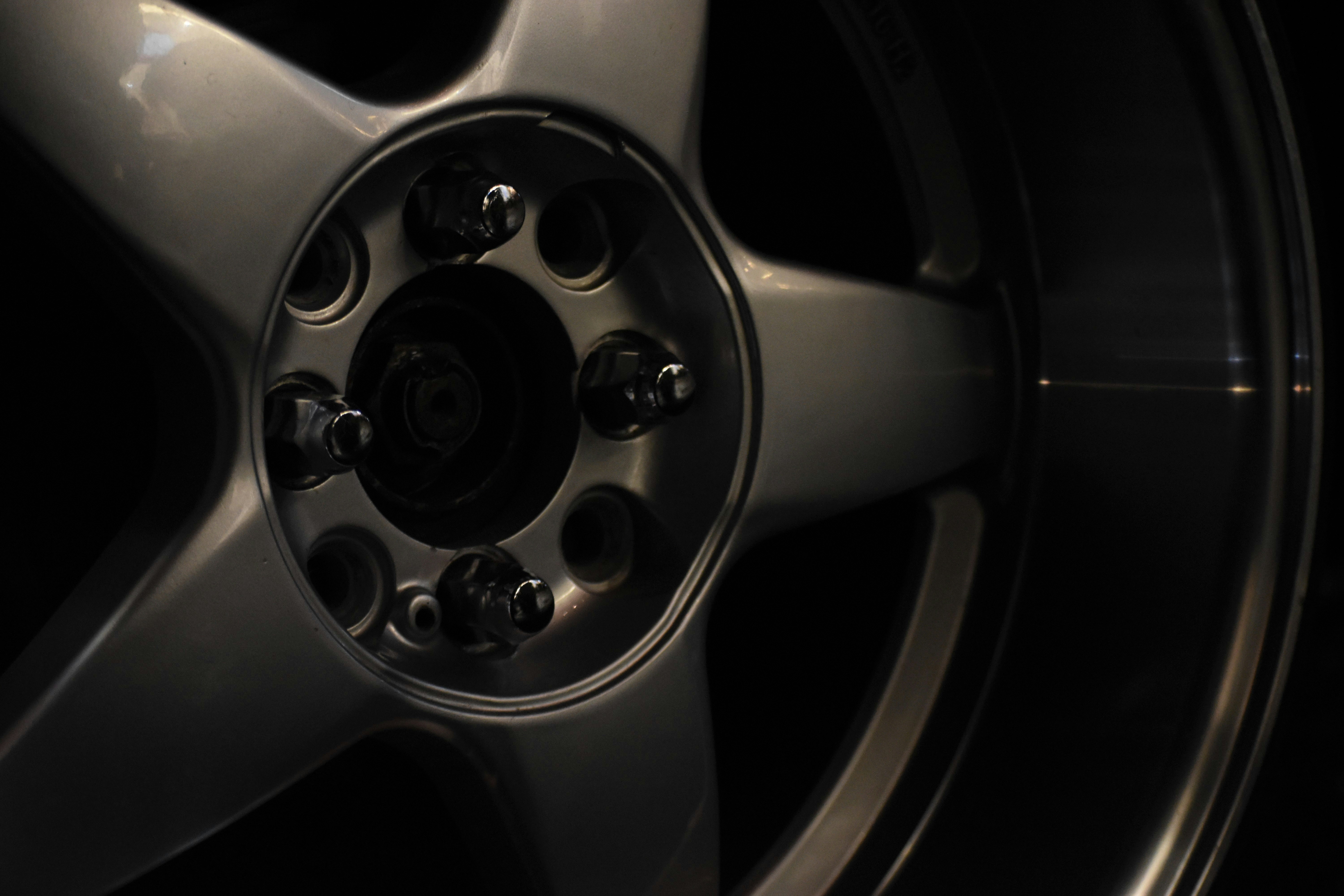 Gros plan d’une roue sur une voiture