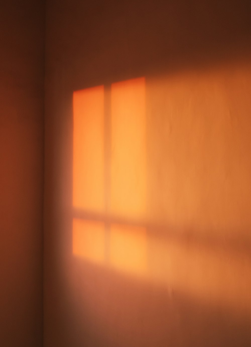 Una stanza con una finestra e una luce che entra dalla finestra foto –  Ombra della finestra Immagine gratuita su Unsplash
