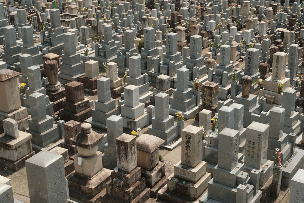 たくさんの墓石でいっぱいの大きな墓地