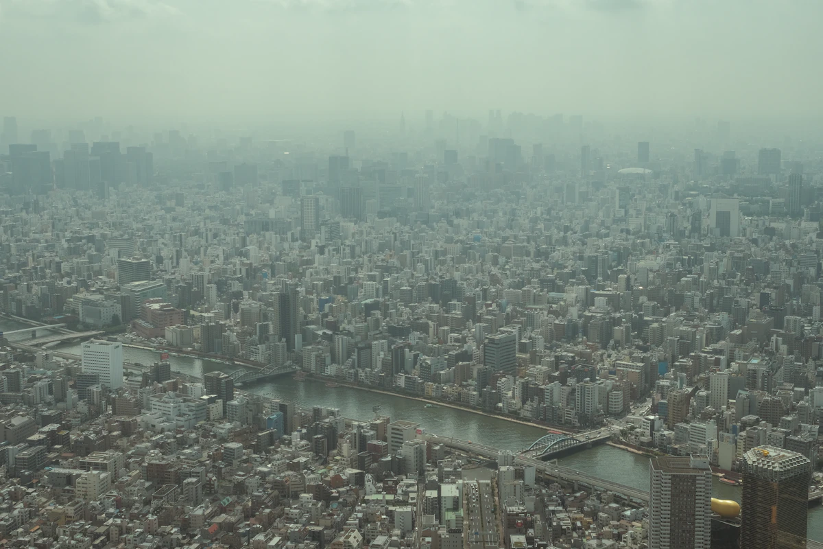 川が流れる東京の街並みを空から見た風景