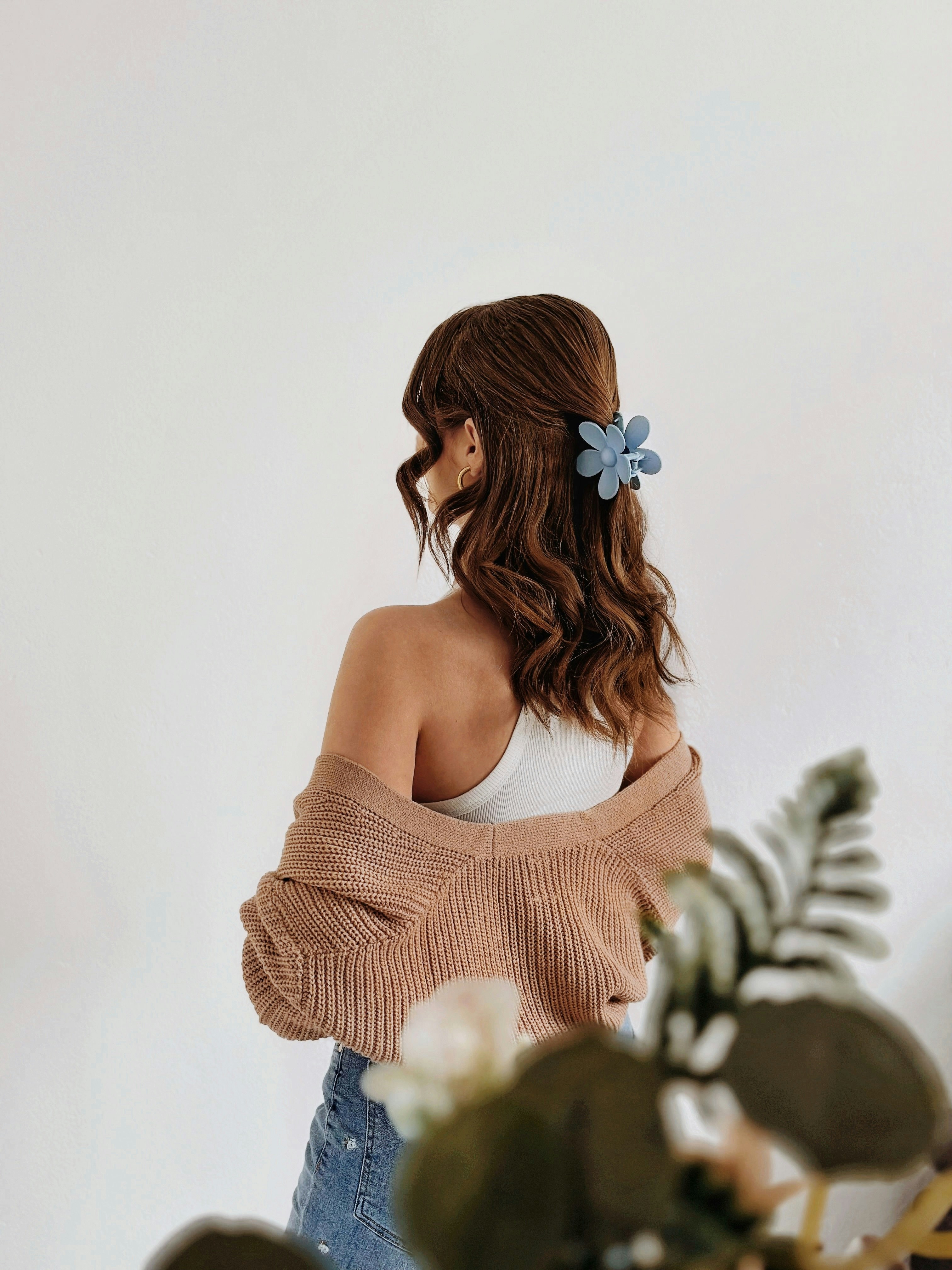 A woman with a flower in her hair photo – Free Portrait Image on Unsplash