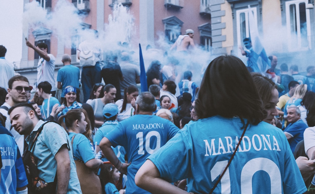 Jogadores em ação num estádio de futebol, imagem de referência à Serie A e ao Napoli