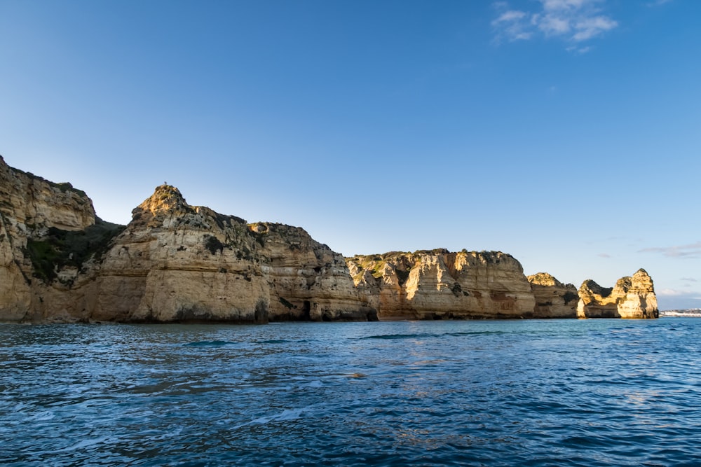 Un grande specchio d'acqua con rocce sullo sfondo