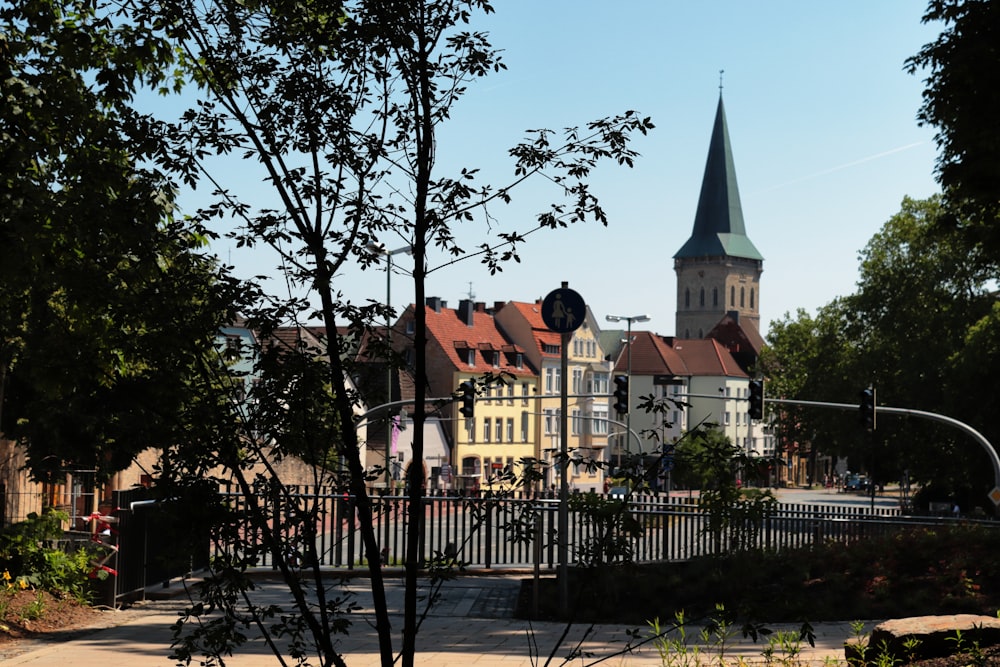 Eine Kirche mit einem Kirchturm ist durch die Bäume zu sehen