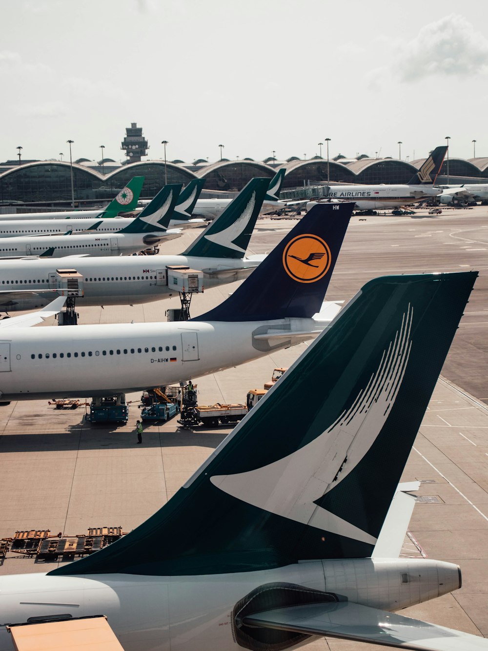 Un groupe d’avions assis sur le tarmac d’un aéroport