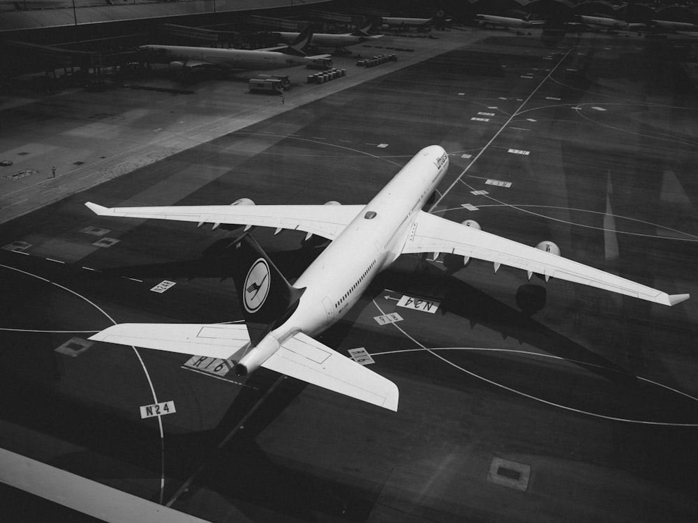 Un gros avion de ligne assis sur le tarmac d’un aéroport