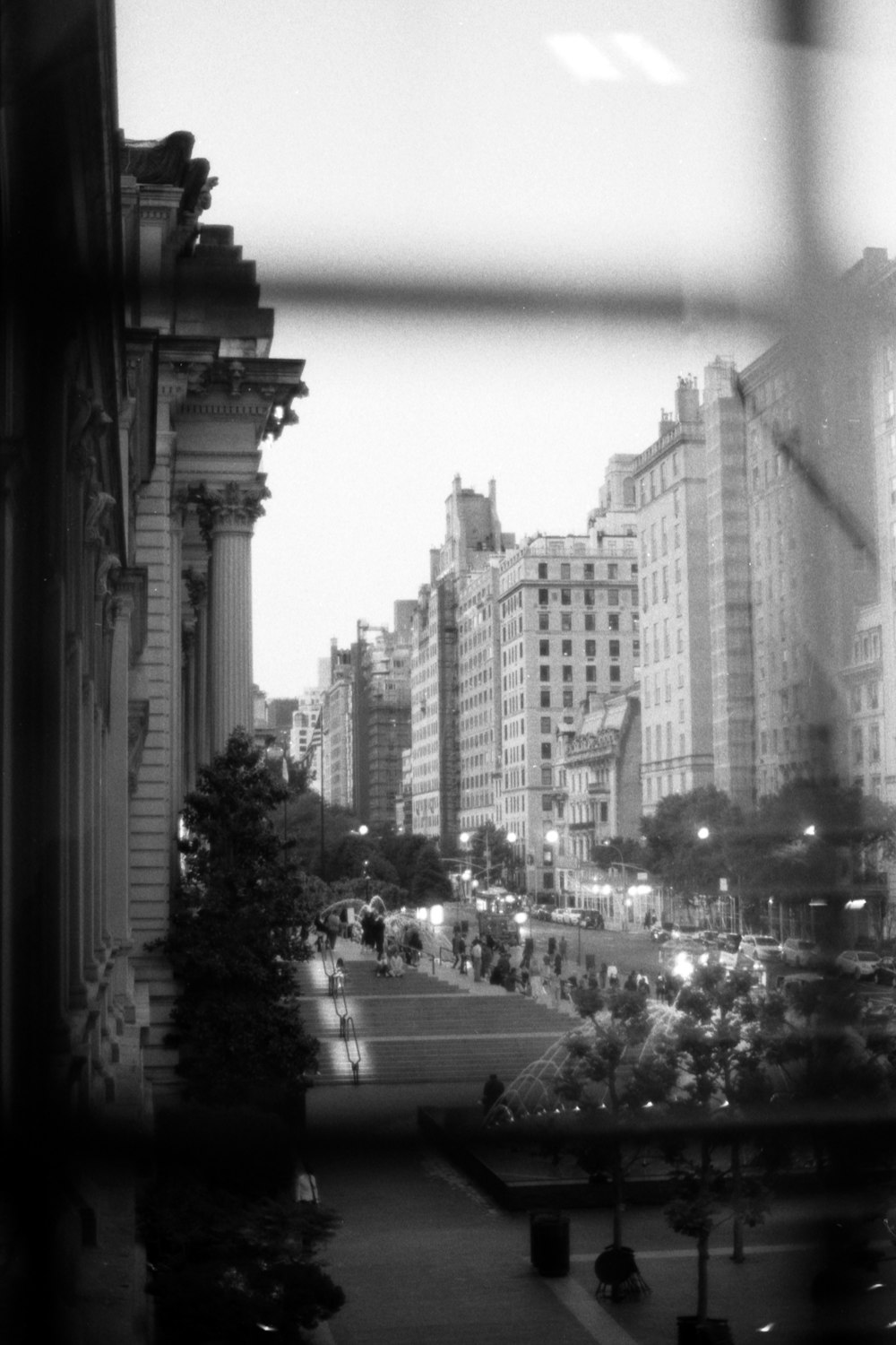 도시 거리의 흑백 사진