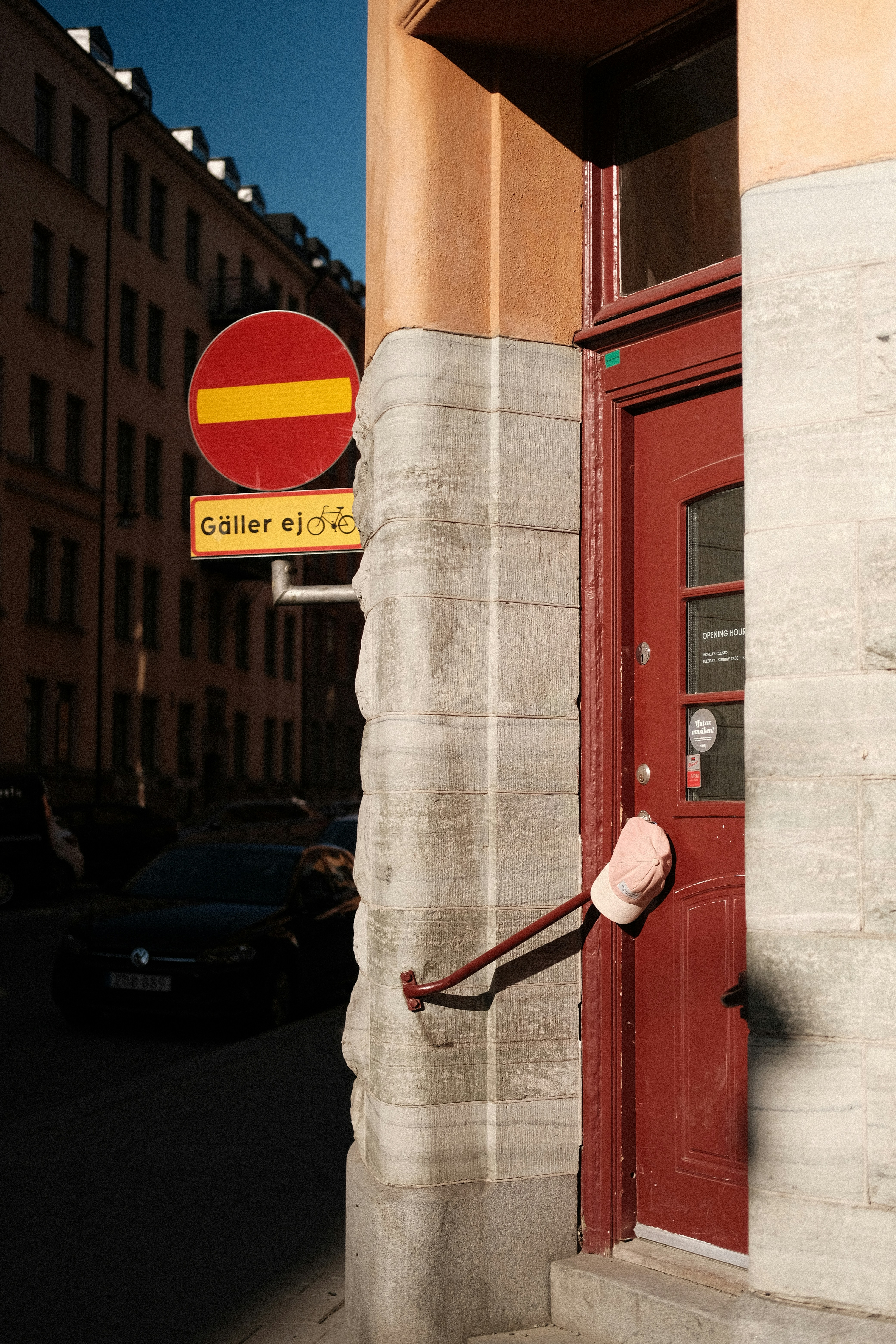 une porte rouge et une enseigne sur un bâtiment