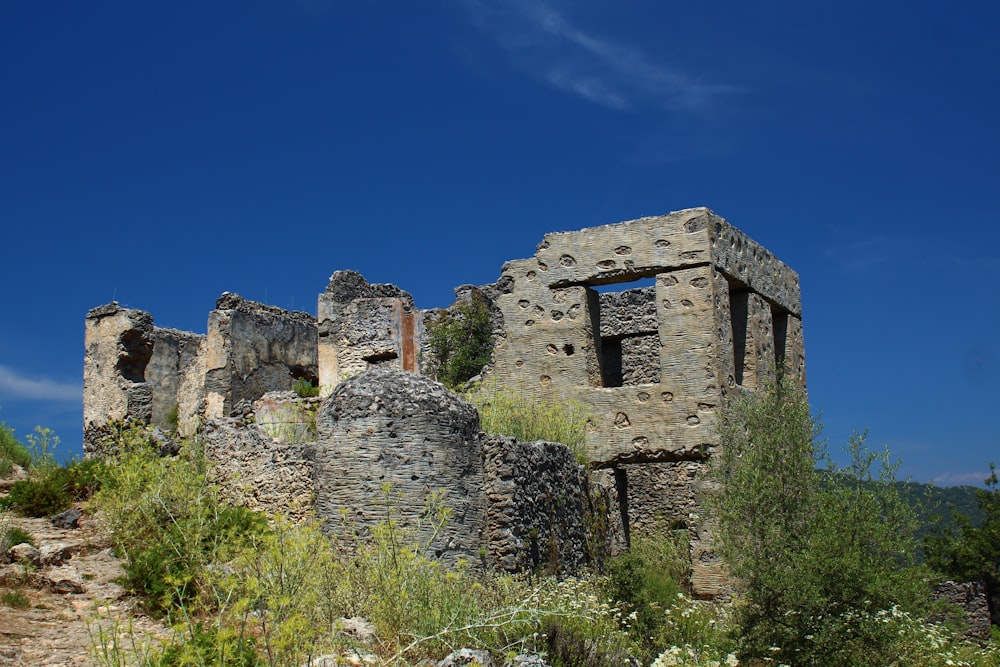Un vecchio edificio in pietra seduto sulla cima di una collina