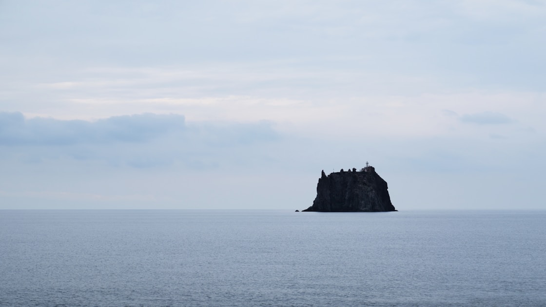 Strombolicchio e il mare delle Isole Eolie
