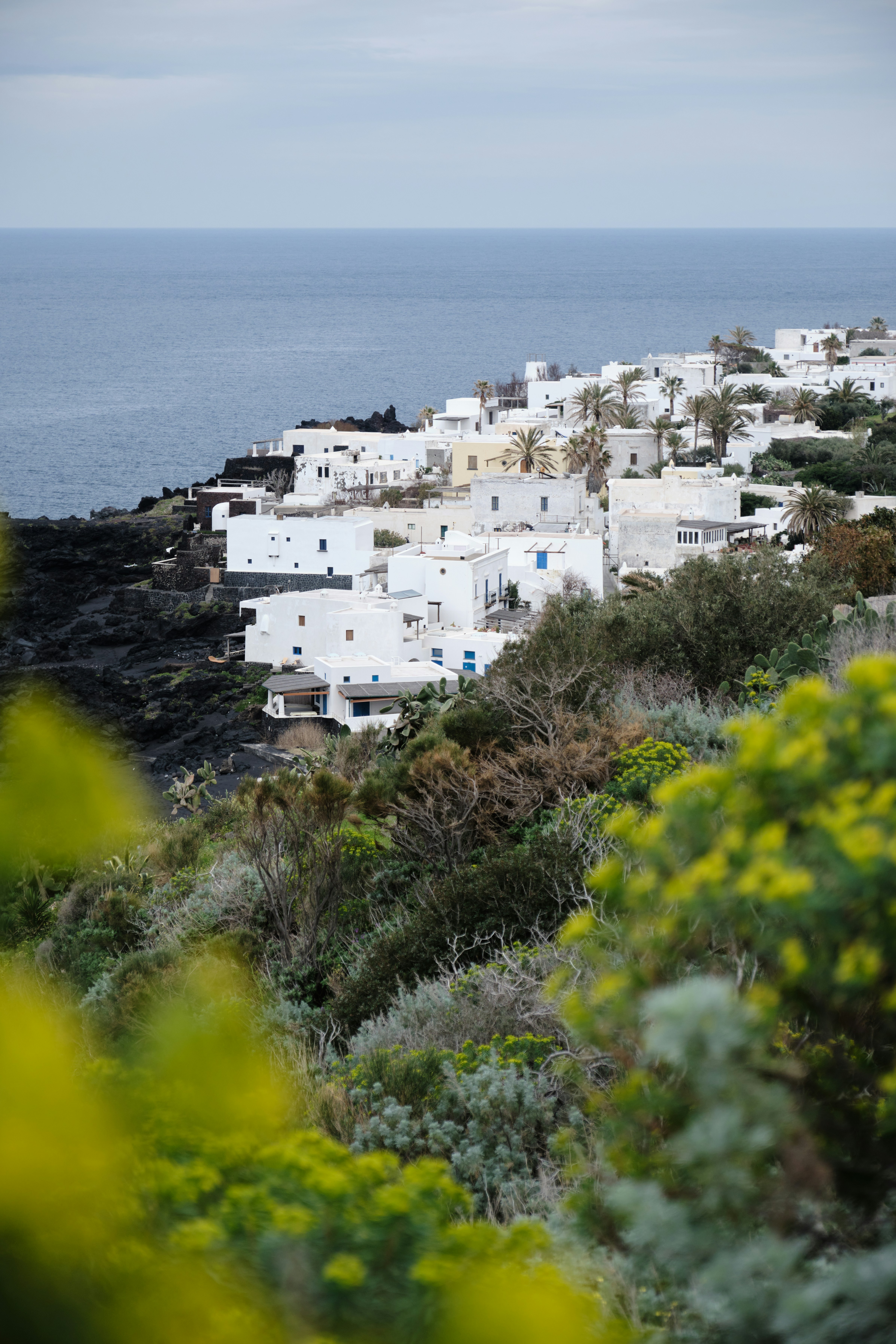 une vue d’un village sur une falaise près de l’océan
