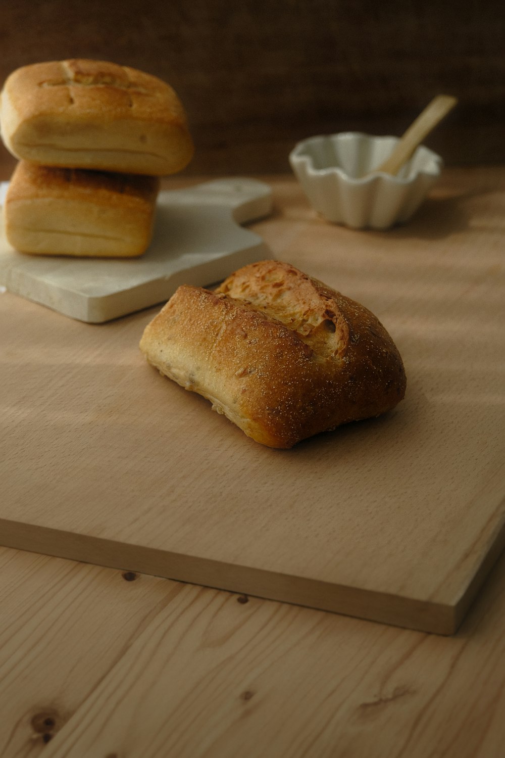 まな板の上に座っている一斤のパン