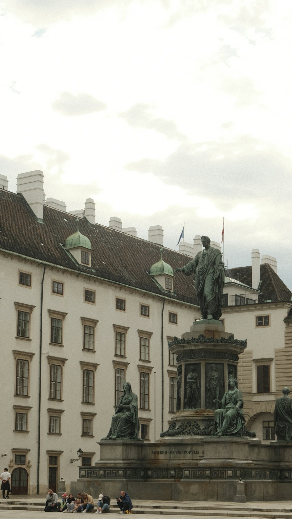 eine Statue vor einem Gebäude mit vielen Fenstern
