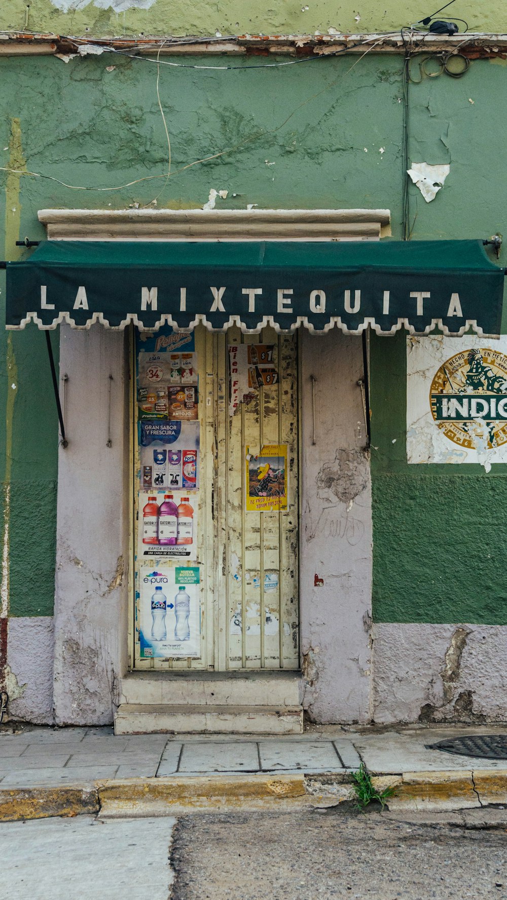 a green and white building with a sign that says la mixtequata