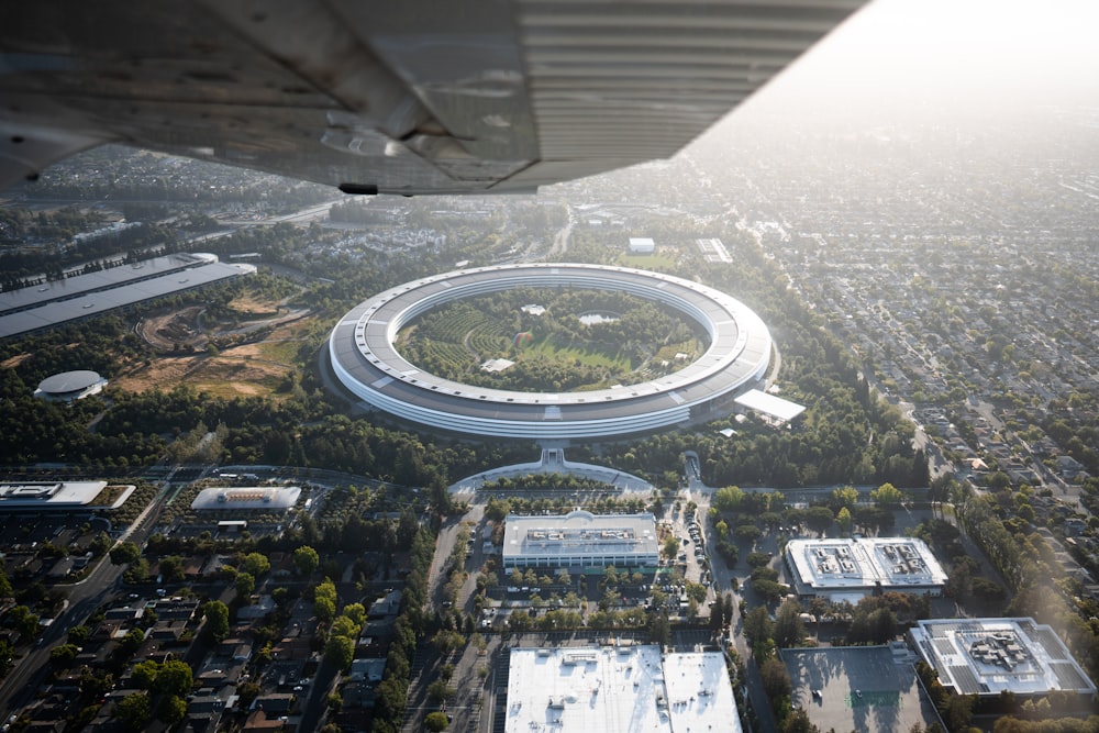 Una vista aérea de un edificio circular en una ciudad