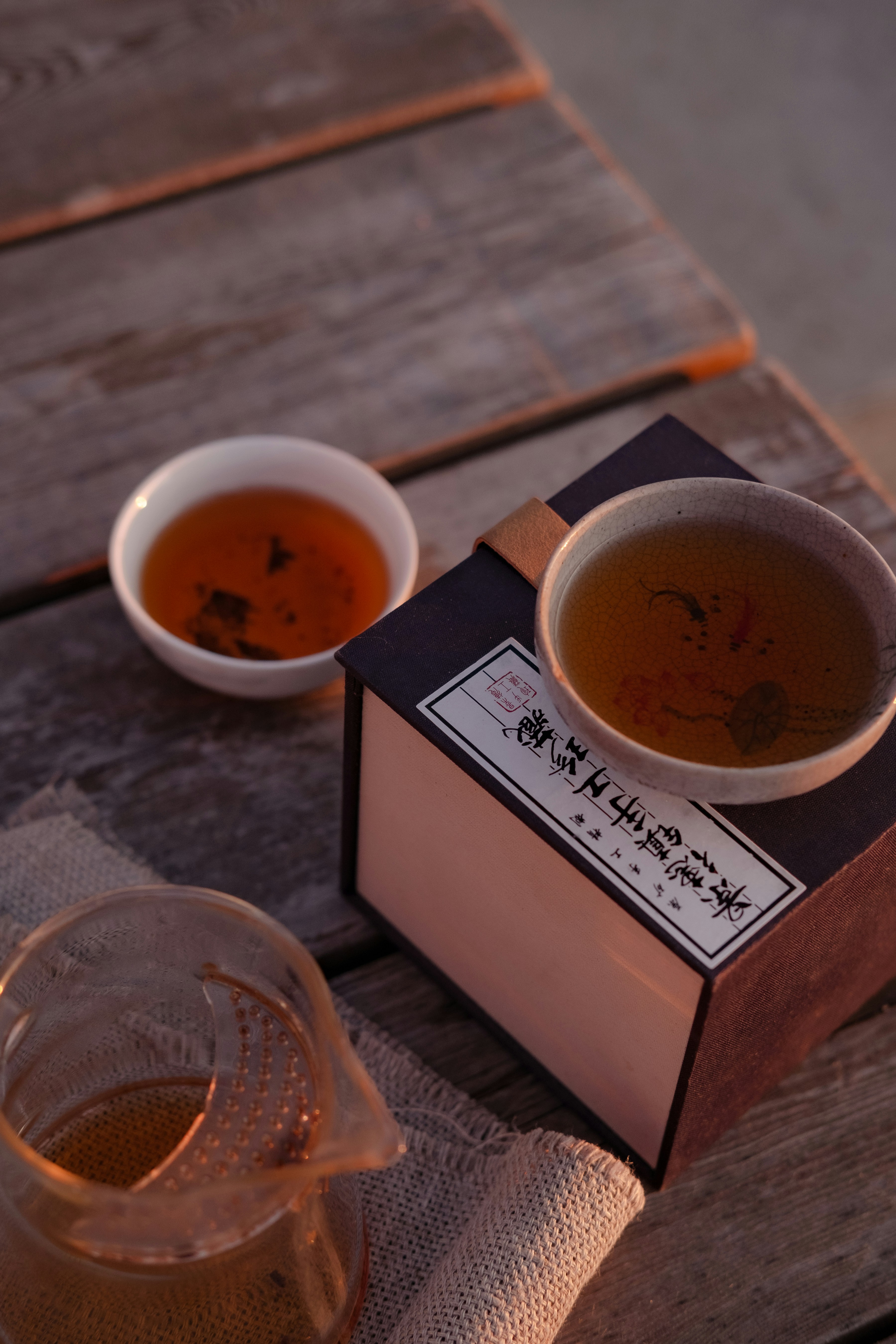una tazza di tè e una scatola da tè su un tavolo