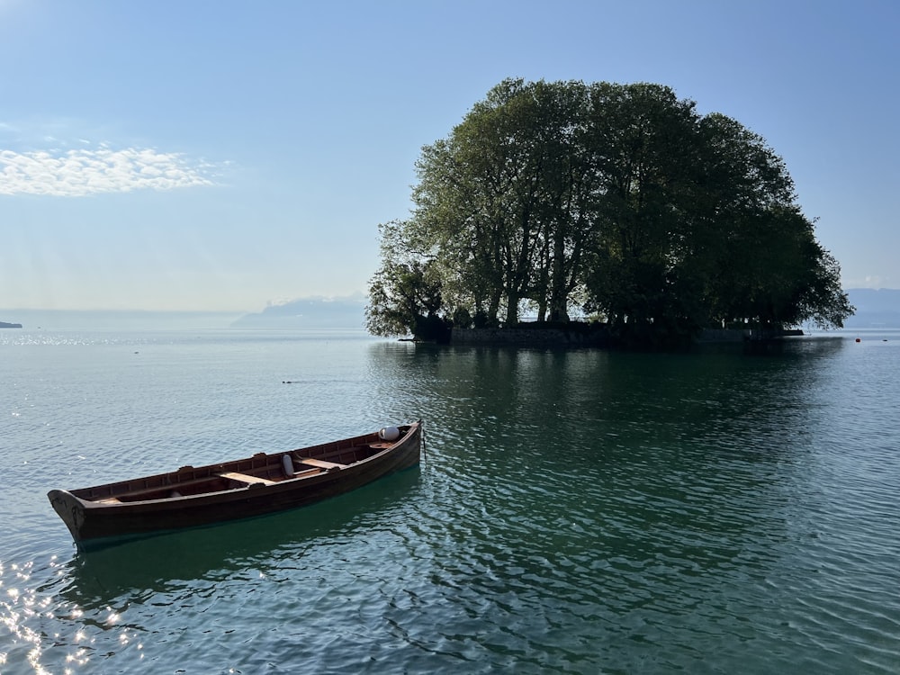 una piccola barca che galleggia sopra uno specchio d'acqua