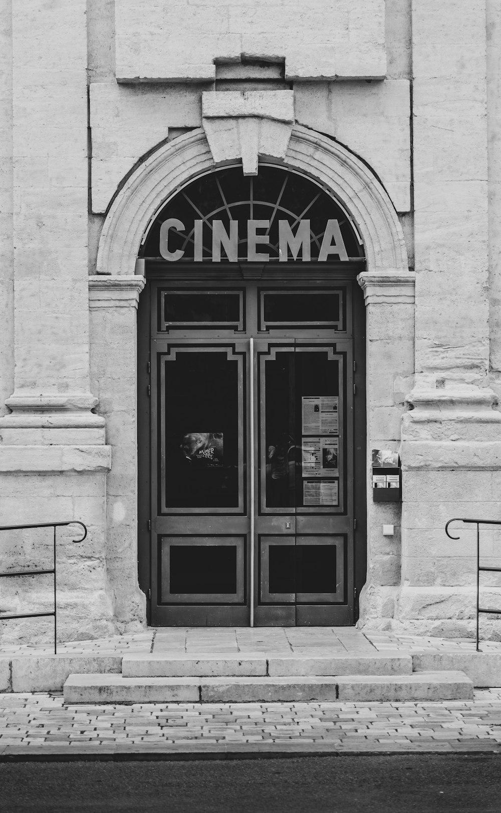 une photo en noir et blanc d’une entrée de cinéma