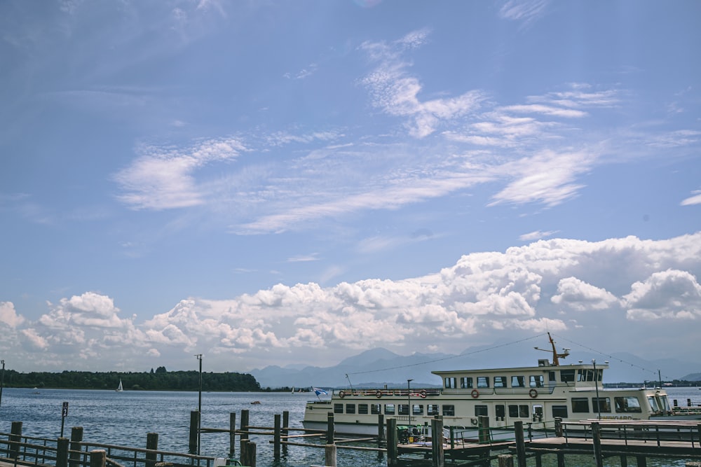 a boat docked at a pier on a lake