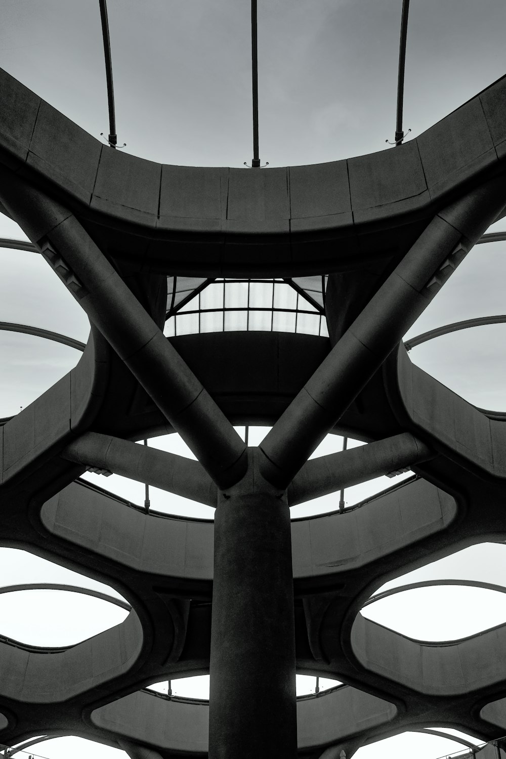 Ein Schwarz-Weiß-Foto eines großen Bauwerks