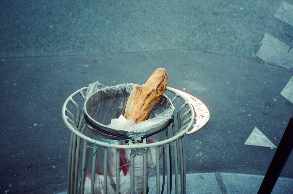 Un pedazo de pan sentado en una canasta de alambre