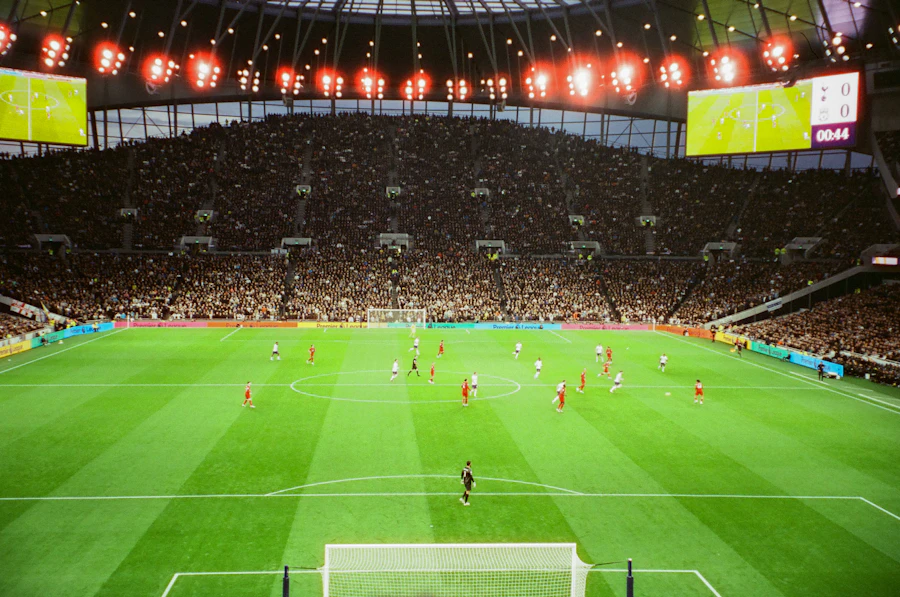 Stadion sepak bola modern dipenuhi penonton