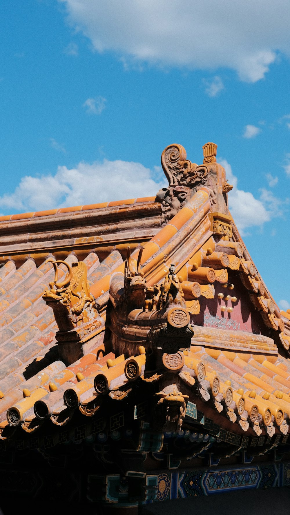 the roof of a building with a sky background