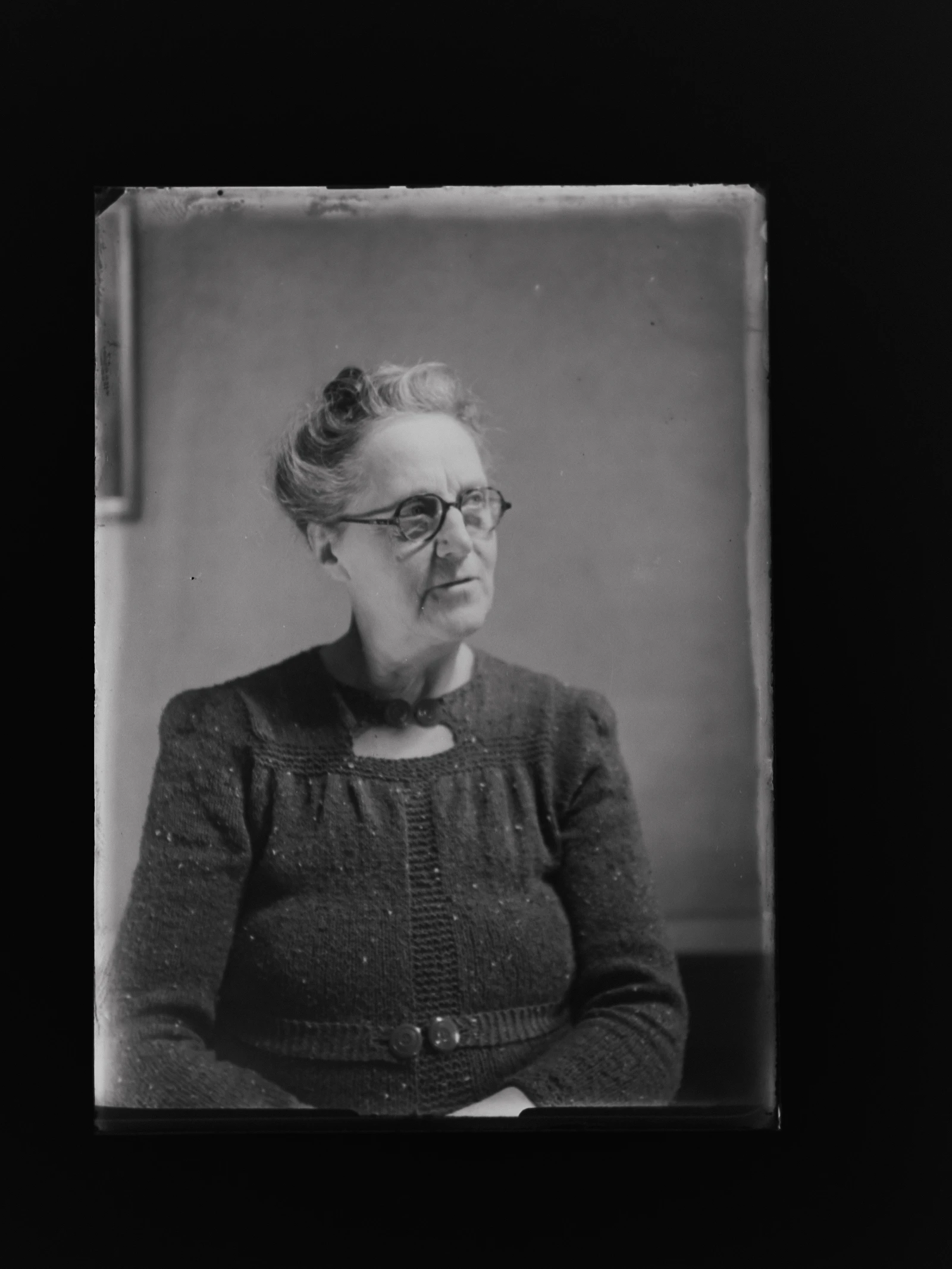 An old black and white photo of a woman