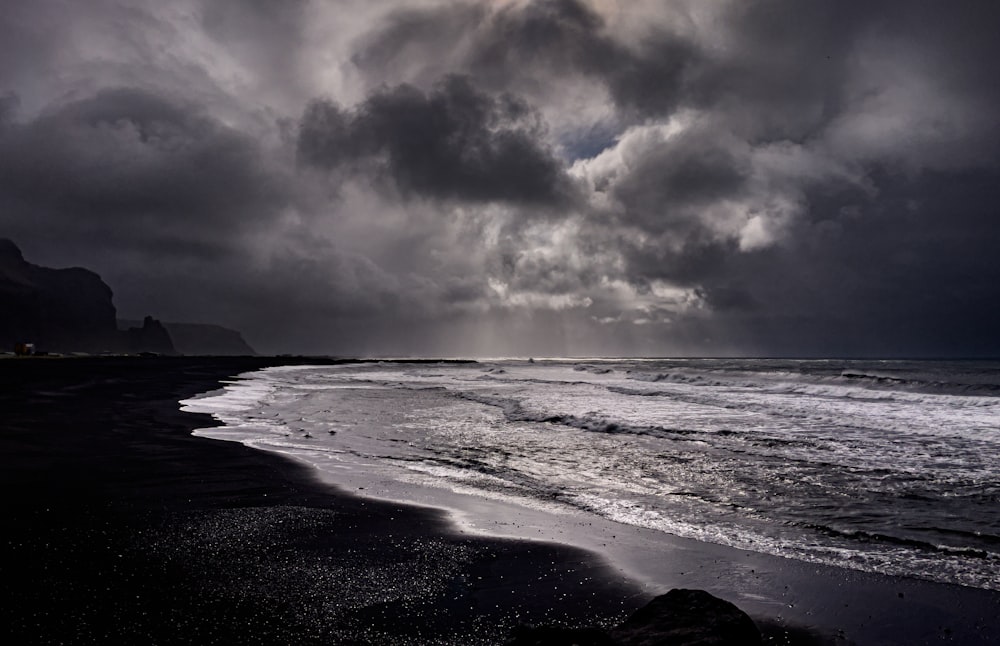 Una foto en blanco y negro del océano y las nubes