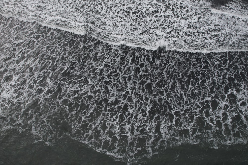 Une photo en noir et blanc des vagues de l’océan