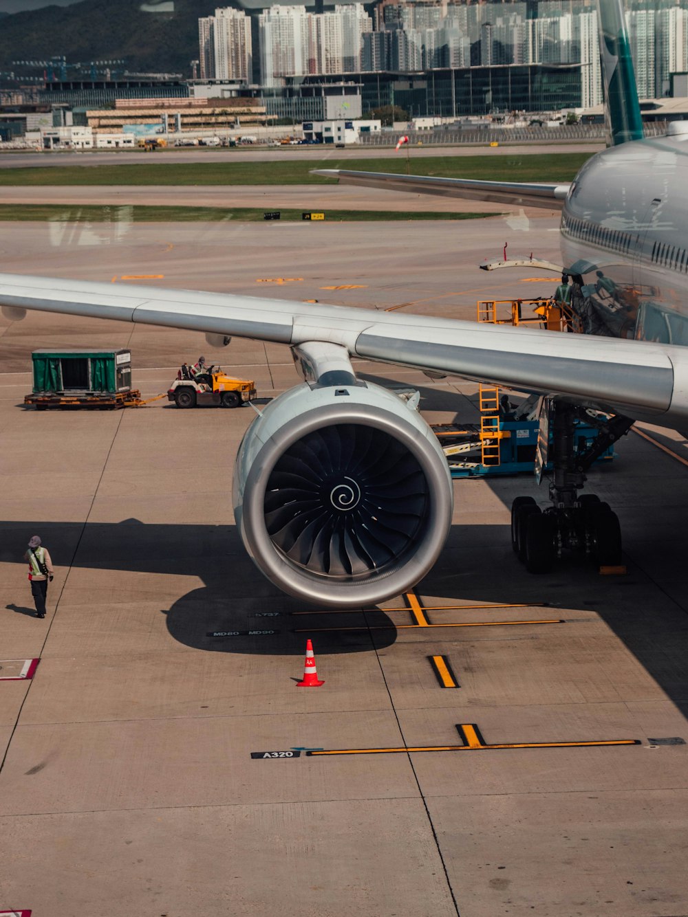 Un gros avion de ligne assis sur le tarmac d’un aéroport