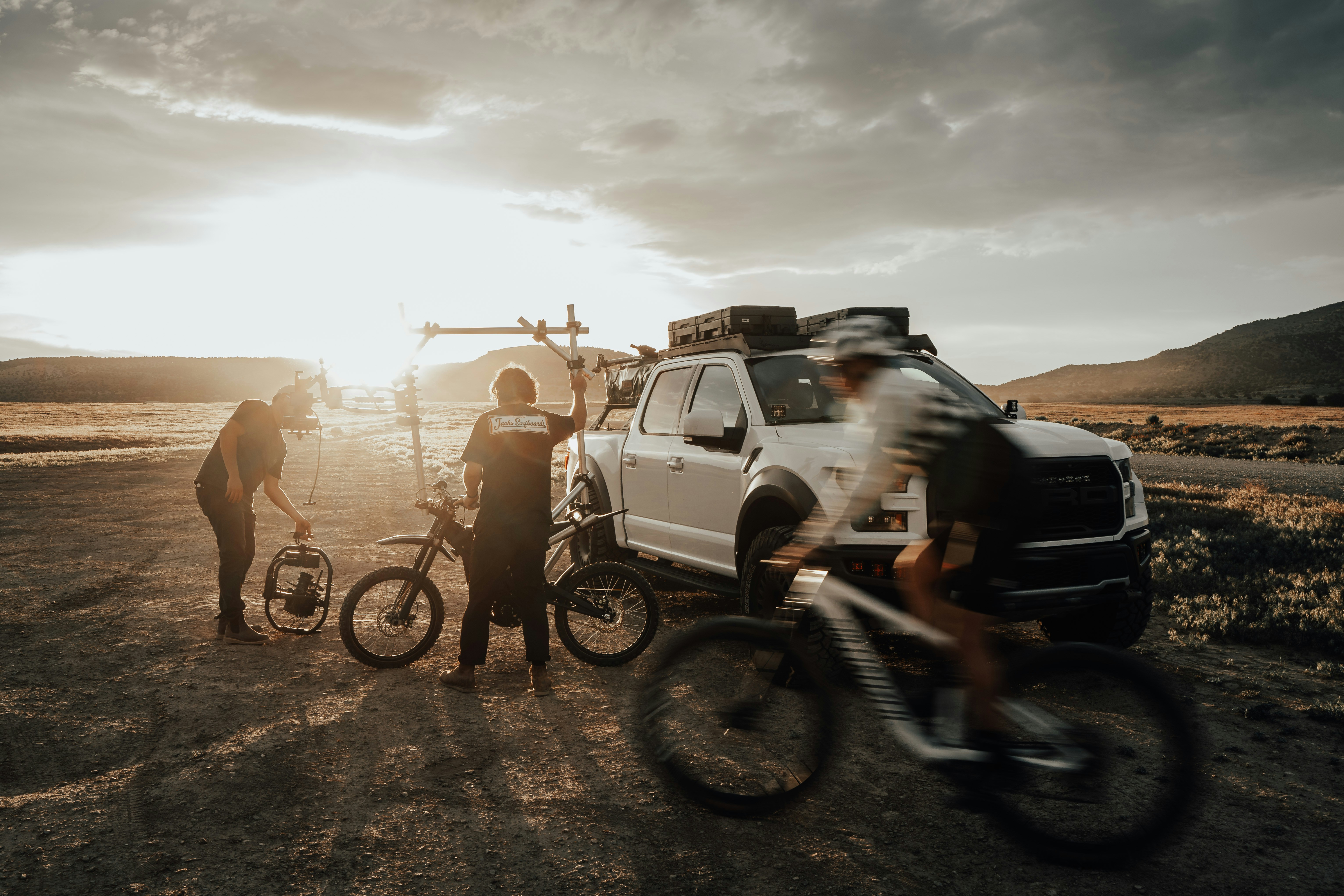 Un groupe de personnes debout autour d’un camion blanc