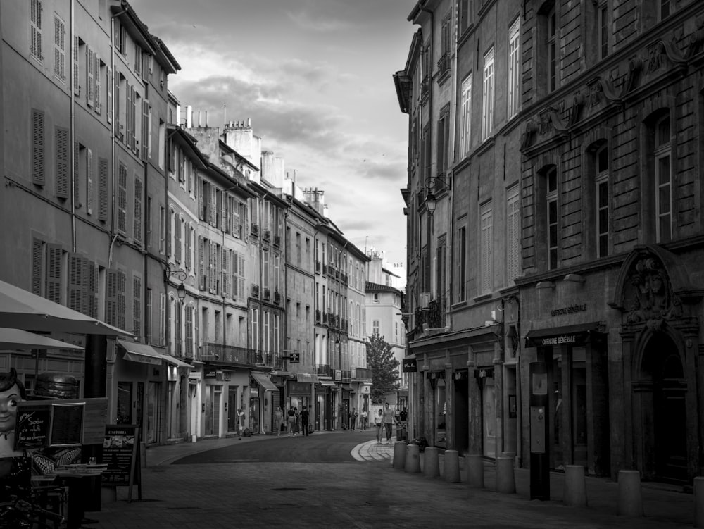 a black and white photo of a city street