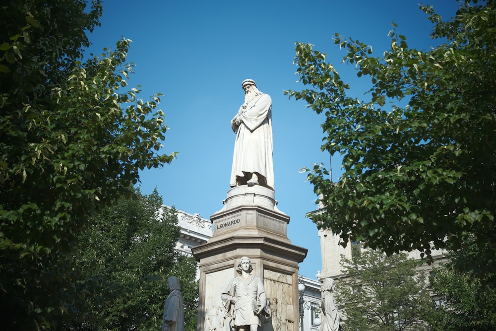 une statue d’un homme debout devant un bâtiment