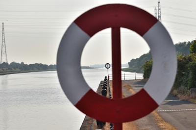 Flowing line connecting Europe to Africa, symbolizing waste transit.