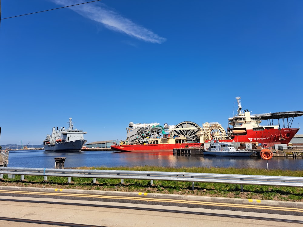 ein paar Boote, die im Wasser sitzen