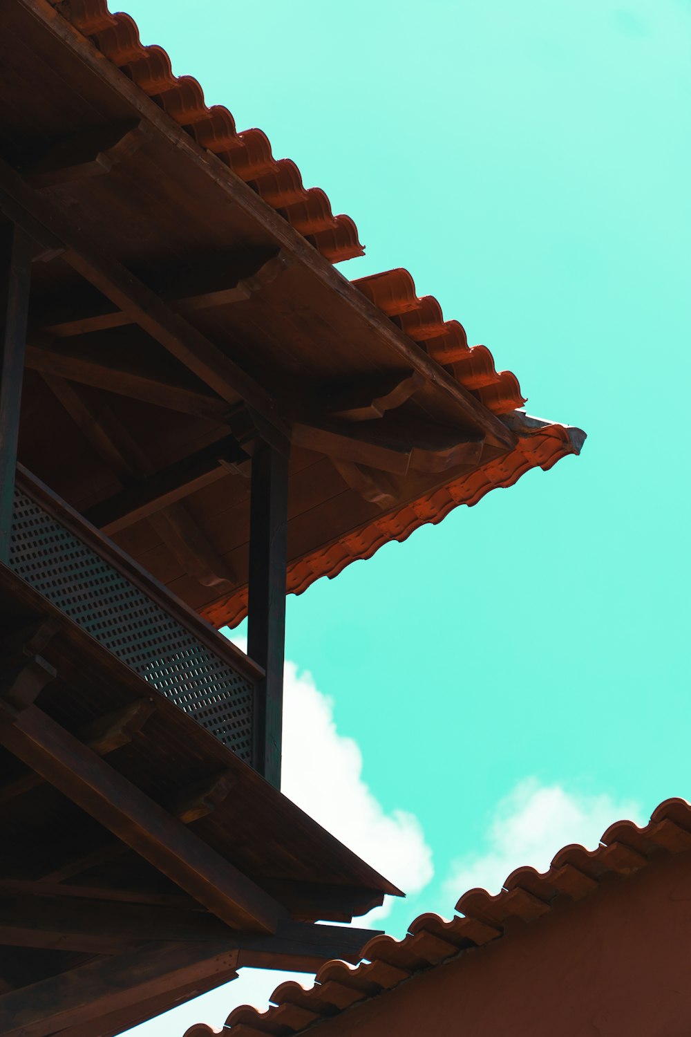 Un uccello è appollaiato sul tetto di un edificio