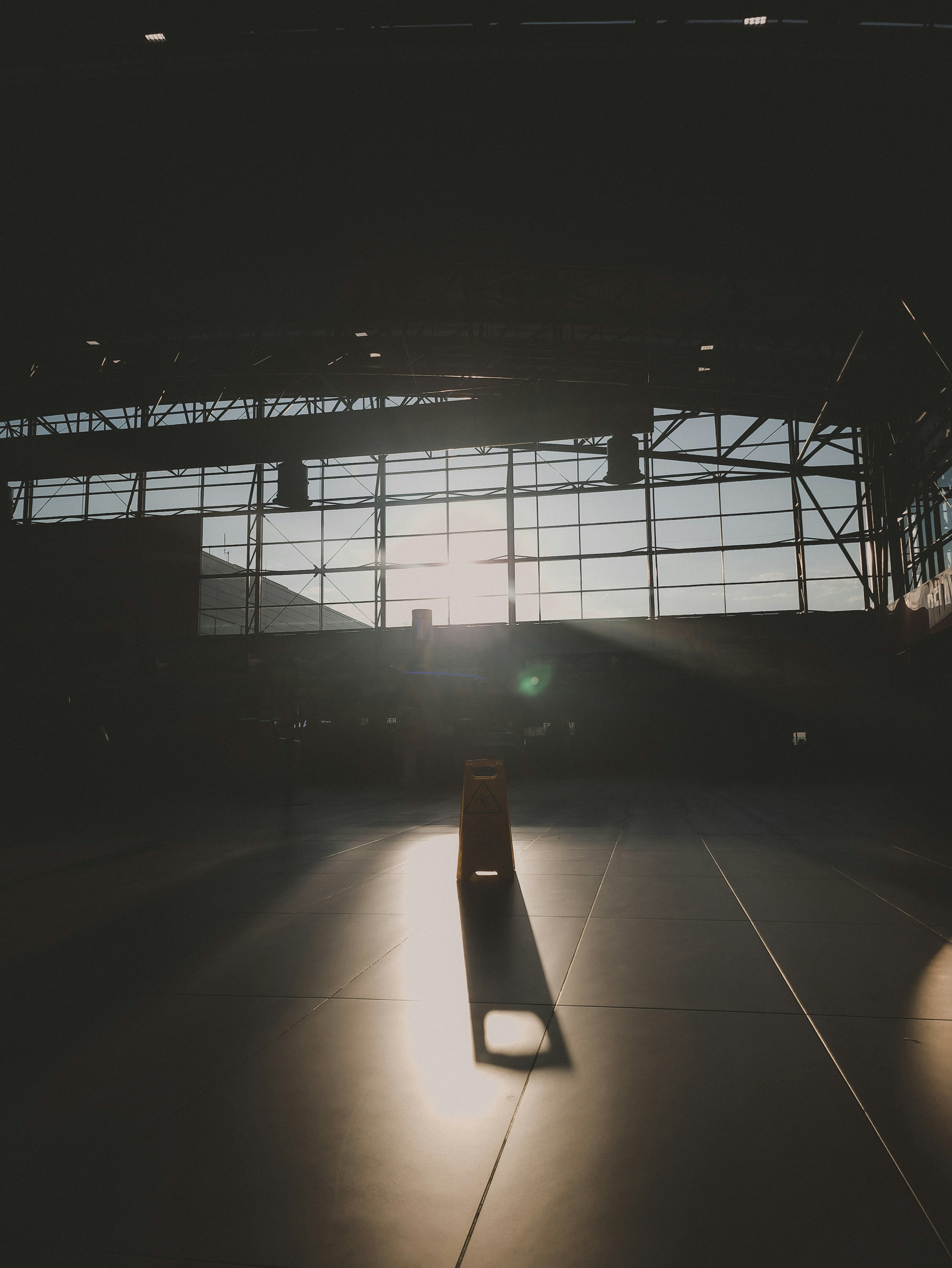 l’ombre d’un banc devant une grande fenêtre