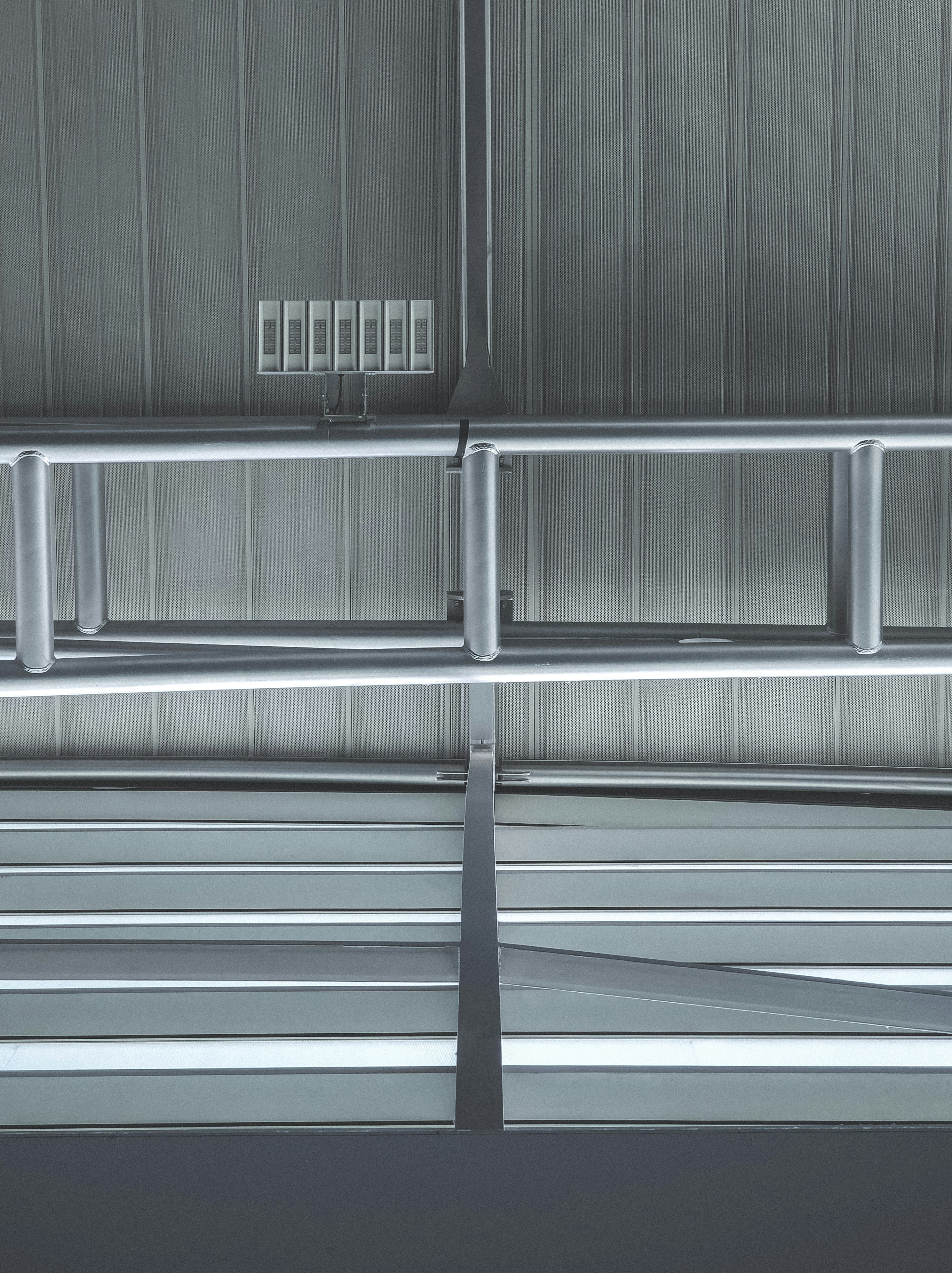 Gros plan d’une balustrade métallique dans un bâtiment